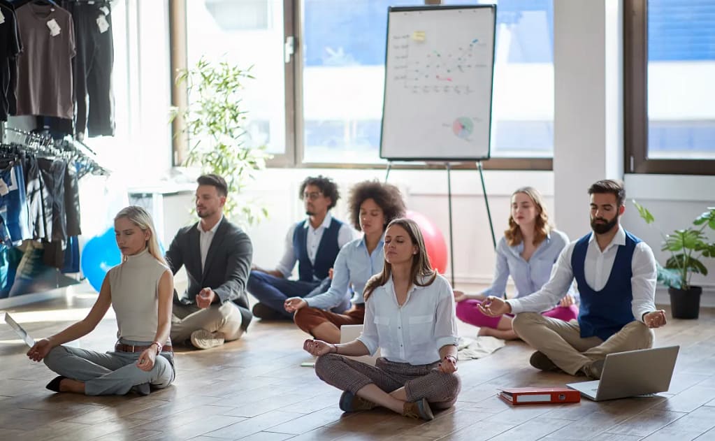Séance de méditation et bien-être en entreprise pour réduire le stress et améliorer la qualité de vie au travail
